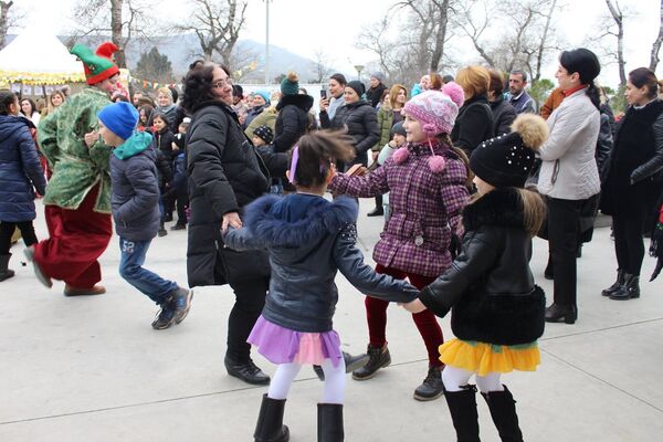 Самые смелые и активные взрослые кружились в танце вместе с детьми - Sputnik Грузия