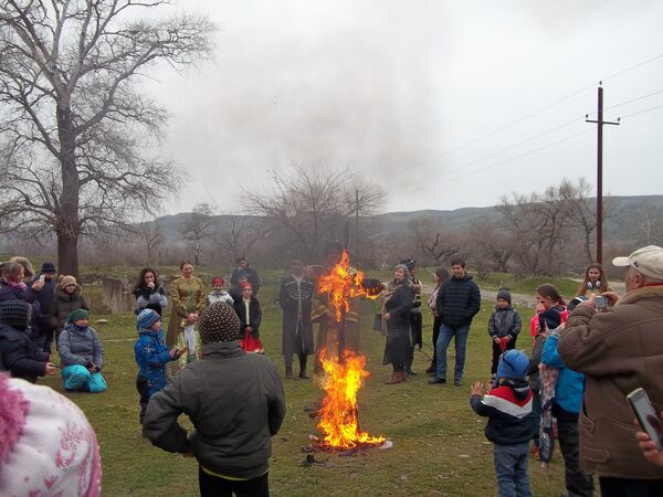 И на этот раз кульминацией праздника стало сжигание чучела, что символизирует проводы зимы и наступление весны - Sputnik Грузия
