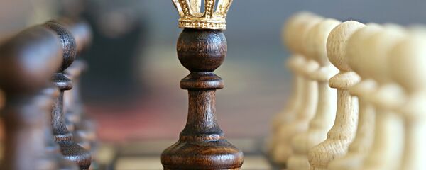 Шахматные фигуры на шахматной доске Шахматные фигуры на шахматной доске - Sputnik საქართველო