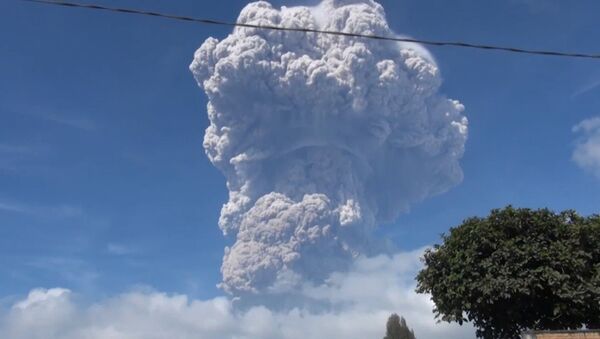 Извержение вулкана в Индонезии: видео с места событий - Sputnik Грузия