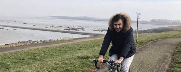 Бывший президент Грузии Михаил Саакашвили катается на велосипеде - Sputnik Грузия