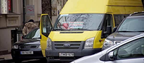 Маршрутное такси на одной из улиц грузинской столицы - Sputnik Грузия
