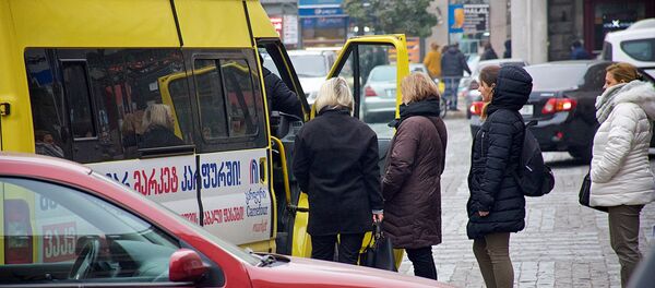 Пассажиры перед посадкой в маршрутное такси Пассажиры перед посадкой в маршрутное такси - Sputnik Грузия