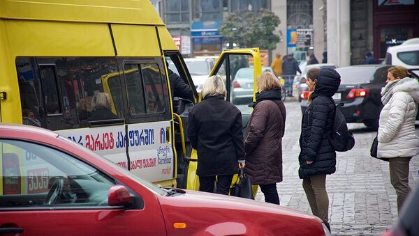 Пассажиры перед посадкой в маршрутное такси - Sputnik Грузия