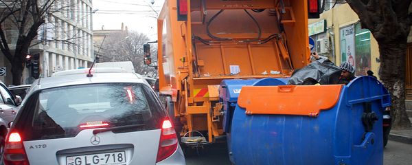 Мусороуборочная машина на улице Палиашвили в районе Ваке Мусороуборочная машина на улице Палиашвили в районе Ваке - Sputnik Грузия
