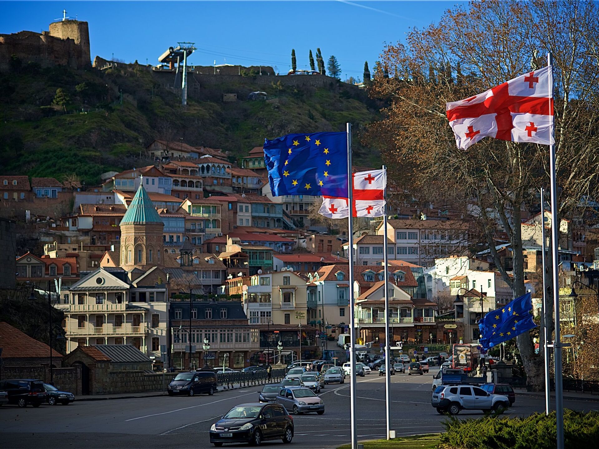 Грузия европа. Европейская площадь Тбилиси. Площадь Европы Грузия Тбилиси. Флаги ЕС В Тбилиси. Тбилиси это Европа.