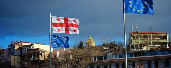 ევროკავშირის და საქართველოს დროშები ევროპის მოედანზე ევროკავშირის და საქართველოს დროშები ევროპის მოედანზე - Sputnik საქართველო