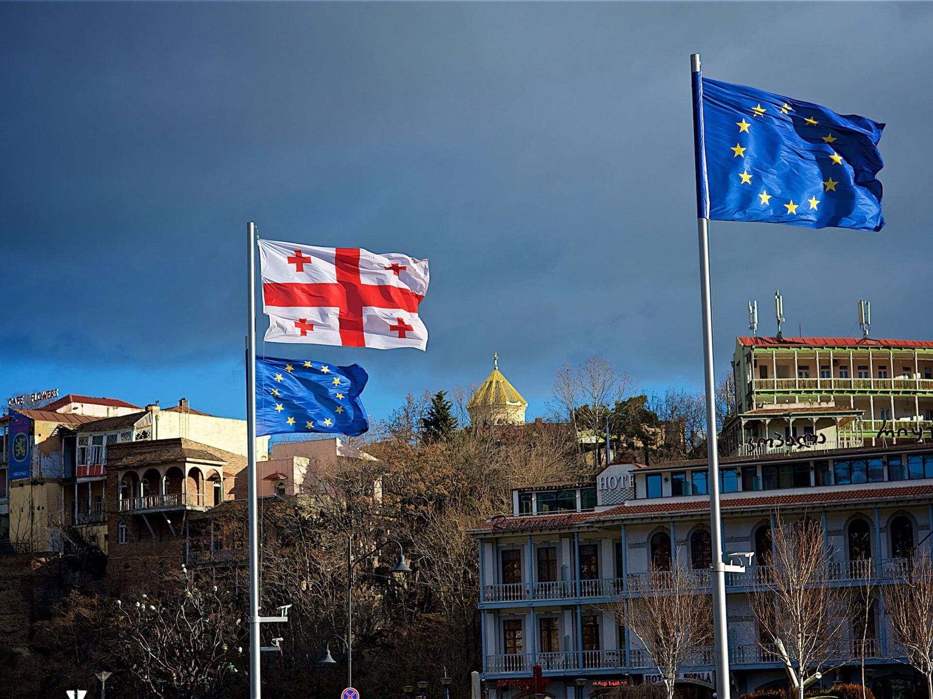 Грузия европа. Флаг Тбилиси. Флаг Грузии и ЕС. Тбилиси флаг Georgia. Флаги Грузии и Евросоюза.