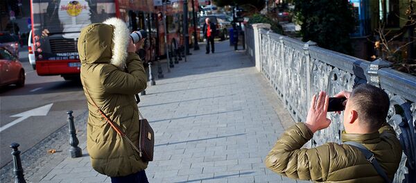 Туристы фотографируют достопримечательности в столице Грузии - Sputnik Грузия