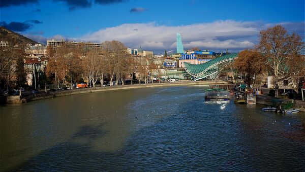 Центр Тбилиси - набережная Куры и мост Мира - Sputnik Грузия