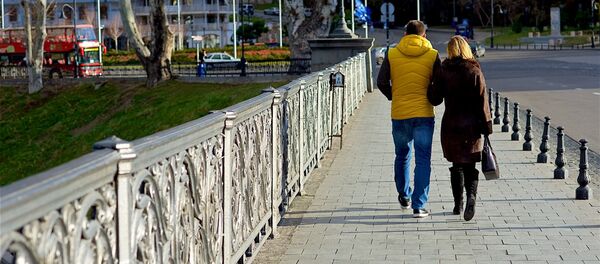 Молодая пара гуляет по Метехскому мосту в центре Тбилиси - Sputnik Грузия