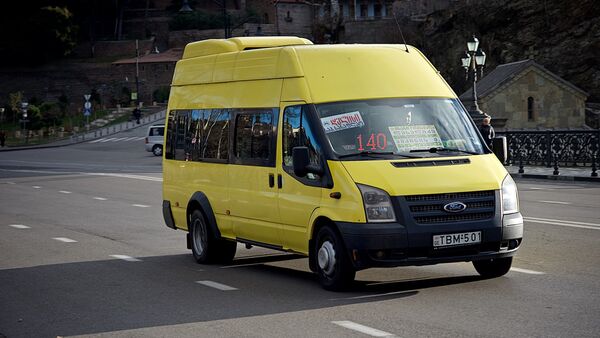 Маршрутное такси едет по центру грузинской столицы - Sputnik Грузия