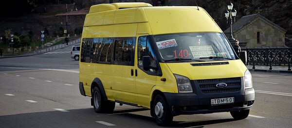 Маршрутное такси едет по центру грузинской столицы - Sputnik Грузия