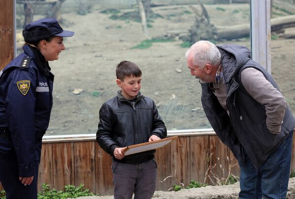 В конце экскурсии маленькому Давиду подарили годовой абонемент на бесплатное посещение Тбилисского зоопарка - Sputnik Грузия