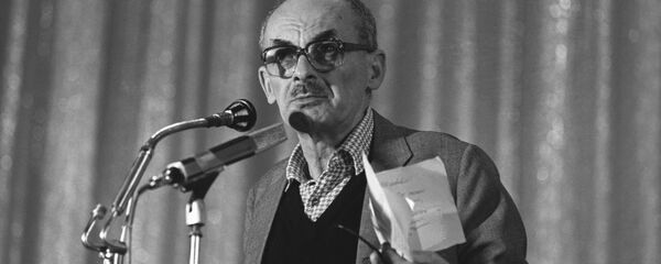 Поэт и писатель, композитор, бард Булат Шалвович Окуджава - Sputnik Грузия