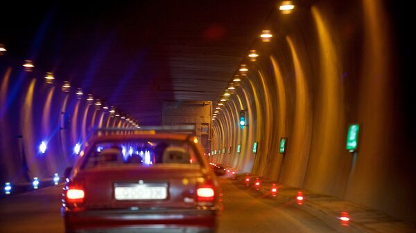 Машины едут по Рикотскому тоннелю - Sputnik Грузия