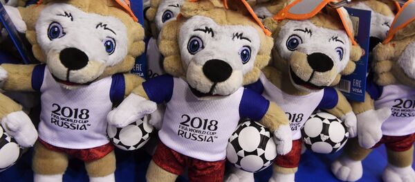 Мягкая игрушка официального талисмана чемпионата мира по футболу 2018 волка Забиваки - Sputnik Грузия