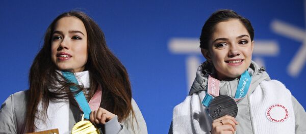 Призеры женского одиночного катания в соревнованиях по фигурному катанию на XXIII зимних Олимпийских играх (справа налево): Евгения Медведева (Россия) - серебряная медаль и Алина Загитова (Россия) - золотая медаль, на церемонии награждения - Sputnik Грузия