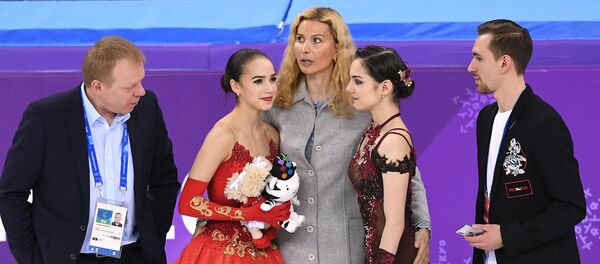 Российские фигуристки Алина Загитова и Евгения Медведева (справа) после выступления в произвольной программе женского одиночного катания на соревнованиях по фигурному катанию на XXIII зимних Олимпийских играх. В центре: тренер по фигурному катанию Этери Тутберидзе - Sputnik Грузия