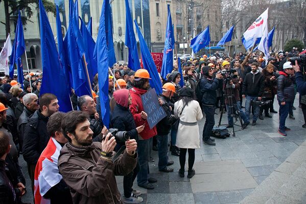 В акции в Тбилиси участвовало около тысячи человек - вначале ее участники прошлись шествием по проспекту Руставели, а затем провели митинг у здания парламента страны - Sputnik Грузия