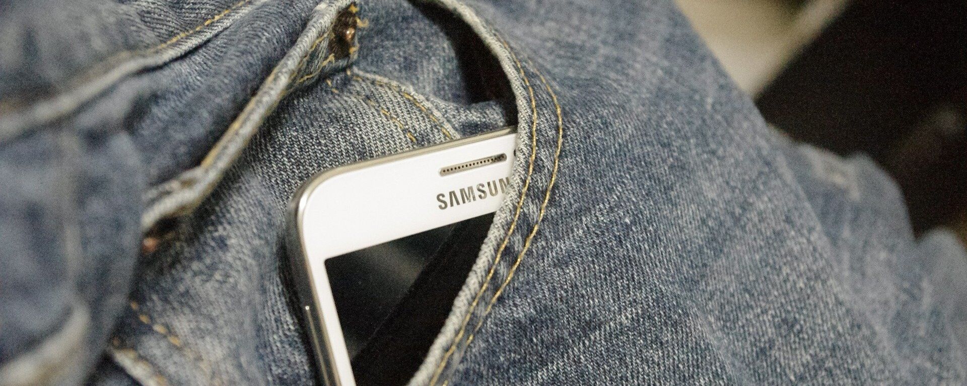 Телефон марки Samsung в кармане джинсов - Sputnik Грузия, 1920, 26.01.2021