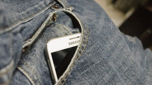 Телефон марки Samsung в кармане джинсов - Sputnik Грузия