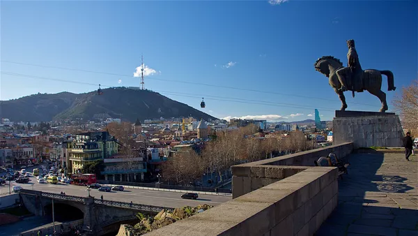 Вид на центр города Тбилиси и памятник Вахтангу Горгасали