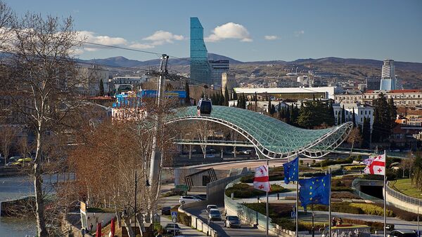 Вид на центр города Тбилиси и мост Мира - Sputnik Грузия