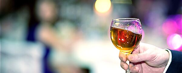 Мужчина держит бокал с вином - Sputnik Грузия