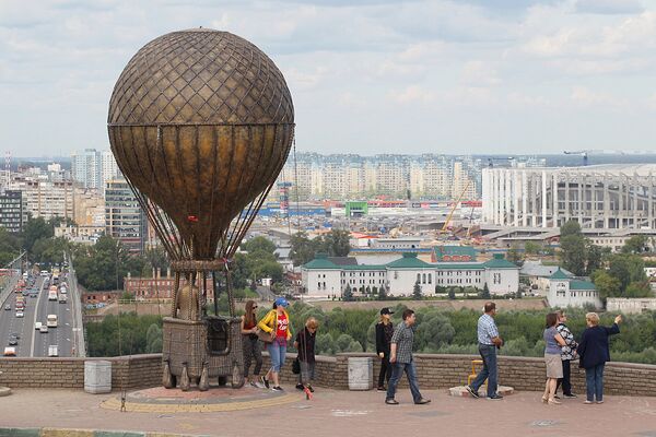 Памятник писателю-фантасту Жюлю Верну был открыт в сентябре 2015 года на набережной Оки. Знаменитый француз изображен летящим на воздушном шаре с подзорной трубой в руках. Высота композиции - 10 метров. - Sputnik Грузия