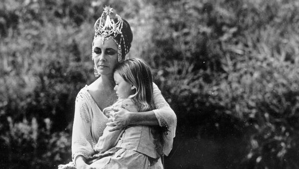 Элизабет Тейлор в роли Феи Света в фильме Синяя птица Элизабет Тейлор в роли Феи Света в фильме Синяя птица - Sputnik Грузия