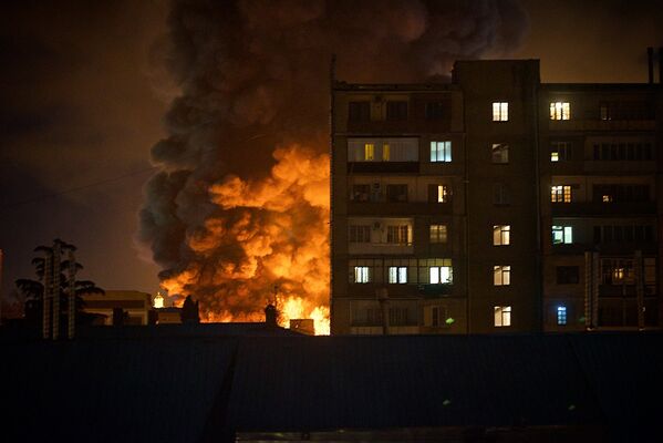 Но самое ужасное зрелище видели жильцы дома, окна которого выходили прямо на пожар - Sputnik Грузия