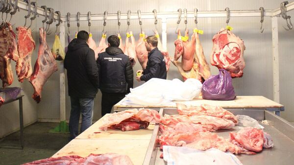Инспекция проверяет качество мясных туш - Sputnik Грузия