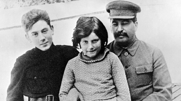 Иосиф Виссарионович Сталин с детьми Светланой и Василием - Sputnik Грузия
