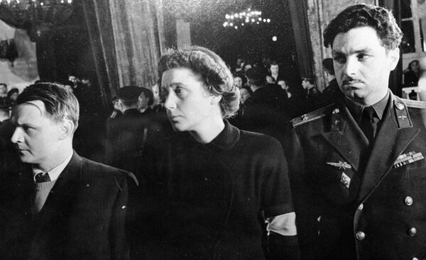 Церемония прощания с секретарем ЦК ВКП(б) Иосифом Сталиным. В центре - дочь И. В. Сталина Светлана Аллилуева. Церемония прощания с секретарем ЦК ВКП(б) Иосифом Сталиным. В центре - дочь И. В. Сталина Светлана Аллилуева. - Sputnik Грузия