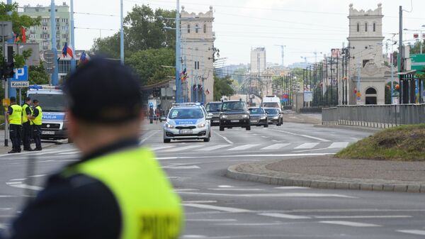 Автомобили полиции на улице Варшавы перед акцией протеста против саммита НАТО - Sputnik Грузия