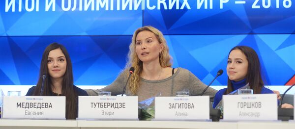 Двукратный серебряный призер XXIII зимних Олимпийских игр Евгения Медведева, тренер Алины Загитовой и Евгении Медведевой Этери Тутберидзе и олимпийская чемпионка, серебряный призер XXIII зимних Олимпийских игр в Пхёнчхане Алина Загитова - Sputnik Грузия