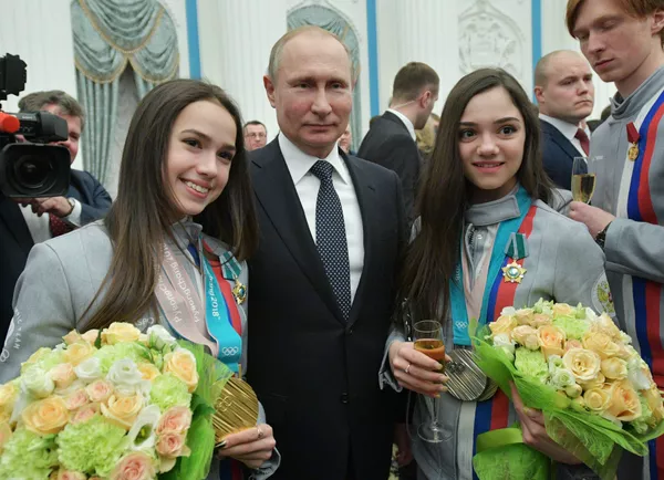 Президент РФ Владимир Путин и призеры женского фигурного катания XXIII зимних Олимпийских игр в Пхенчхане Алина Загитова (слева) и Евгения Медведева после церемонии вручения государственных наград спортсменам в Кремле Президент РФ Владимир Путин и призеры женского фигурного катания XXIII зимних Олимпийских игр в Пхенчхане Алина Загитова (слева) и Евгения Медведева после церемонии вручения государственных наград спортсменам в Кремле