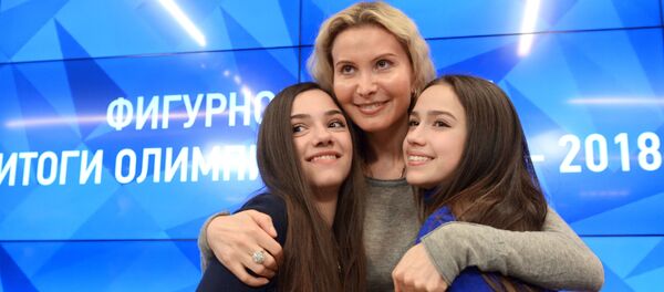 Двукратный серебряный призер XXIII зимних Олимпийских игр Евгения Медведева, тренер Алины Загитовой и Евгении Медведевой Этери Тутберидзе и олимпийская чемпионка, серебряный призер XXIII зимних Олимпийских игр в Пхёнчхане Алина Загитова (слева направо) - Sputnik Грузия