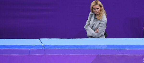 Тренер по фигурному катанию Этери Тутберидзе наблюдает за выступлением Алины Загитовой (Россия) - Sputnik Грузия