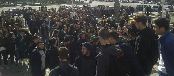 აბიტურიენტები ფოთში საგამოცდო ცენტრის გაუქმებას აპროტესტებენ აბიტურიენტები ფოთში საგამოცდო ცენტრის გაუქმებას აპროტესტებენ - Sputnik საქართველო