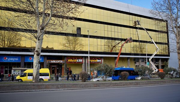 Ремонт фасада здания, где упавшее стекло убило школьника - Sputnik Грузия
