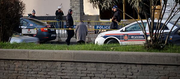 Машины полиции у здания, где в результате падения стекла погиб школьник - Sputnik Грузия