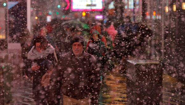 Люди идут по Таймс-сквер в Нью-Йорке во время мартовского снегопада - Sputnik Грузия