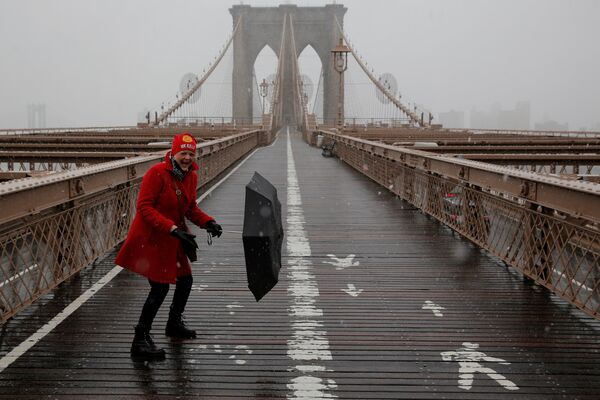 Чтобы перейти в такую погоду Бруклинский мост в Нью-Йорке надо было иметь в запасе немало смелости - Sputnik Грузия