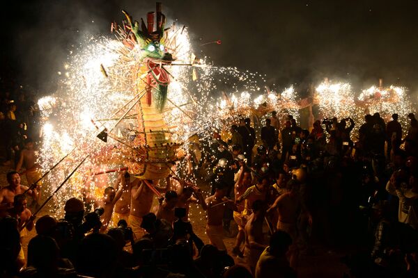 ხალხი ასრულებს ცეცხლოვანი დრაკონის ცეკვას ჩინური ფრანების ფესტივალზე - Sputnik საქართველო