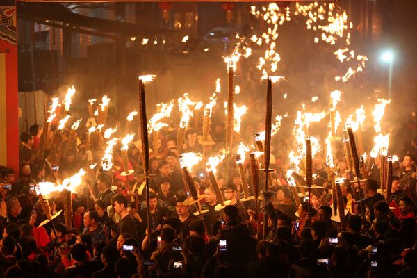 Сельские жители проводят парад вокруг своей деревни, молясь за удачу и отмечая наступление Нового года по лунному календарю, в районе Цзиньцзян, провинция Фуцзянь, Китай - Sputnik Грузия