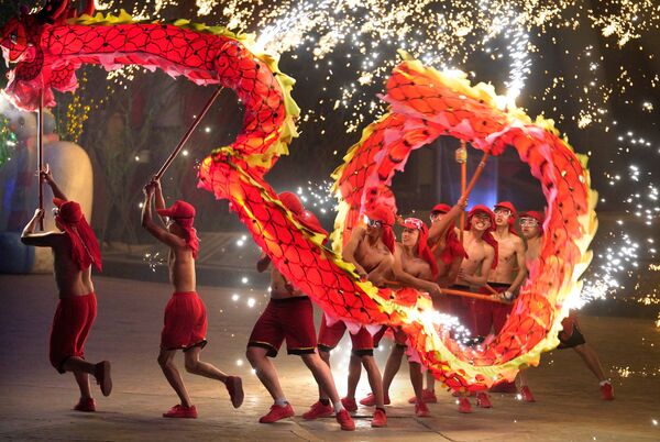 Танец огненного дракона под дождем искр из расплавленного железа в исполнении профессиональных артистов во время традиционного представления, празднующих наступление Нового года по лунному календарю. Так Год собаки встретили в Счастливой долине в Пекине, Китай - Sputnik Грузия