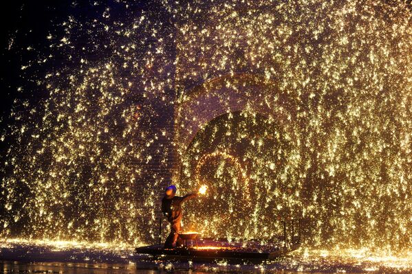 Артист распыляет на стену искры из расплавленного железа. Так проходила подготовка к празднованию Нового года по лунному календарю в Чжанцзякоу, провинция Хэбэй, Китай - Sputnik Грузия
