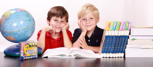 ბავშვები წიგნს კითხულობენ - Sputnik საქართველო